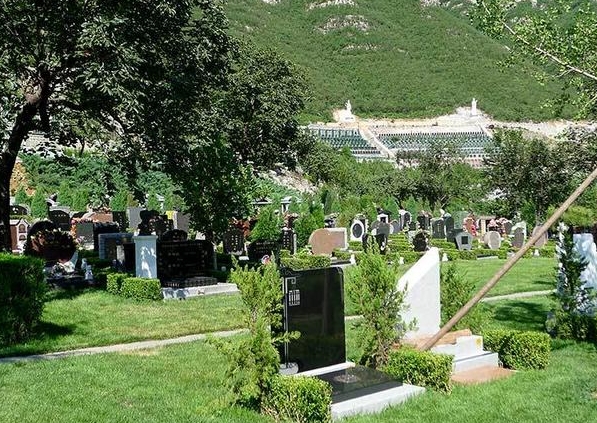 西静园公墓的环境有哪些特点？